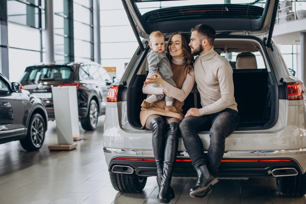 familie på reise fra Sola lufthavn etter å ha parkert bilen